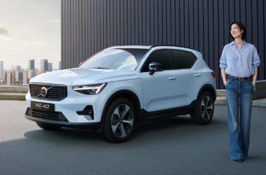 金馬影后桂綸鎂與北歐豪華汽車品牌 VOLVO 三度攜手合作，為 Volvo XC40 獻上全新形象廣告，以創新的「平行時空」話題為背景題材，從「前進嚮往自己」主題延伸撞擊出「多元宇宙」新火花。(圖片提供：國際富豪)